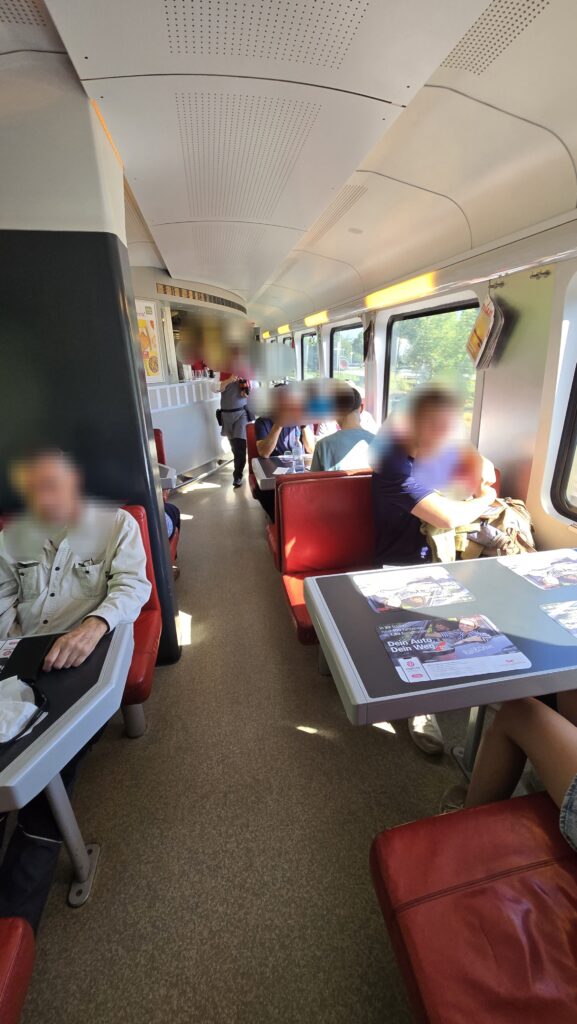 食堂車車内