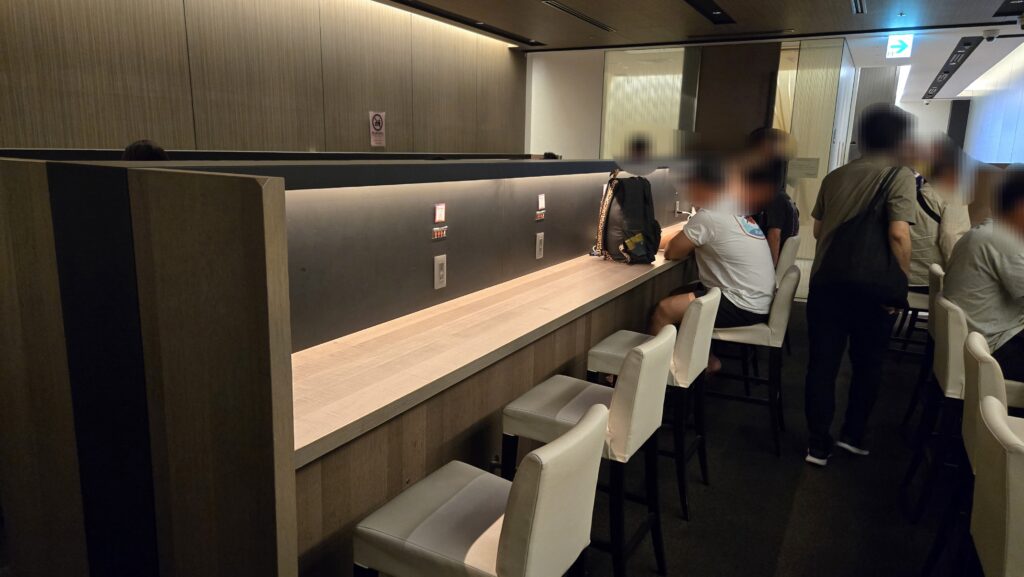 カウンタータイプの座席